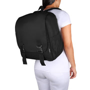 Mujer llevando morral de viaje negro en la espalda vista lateral trasera - Citybags