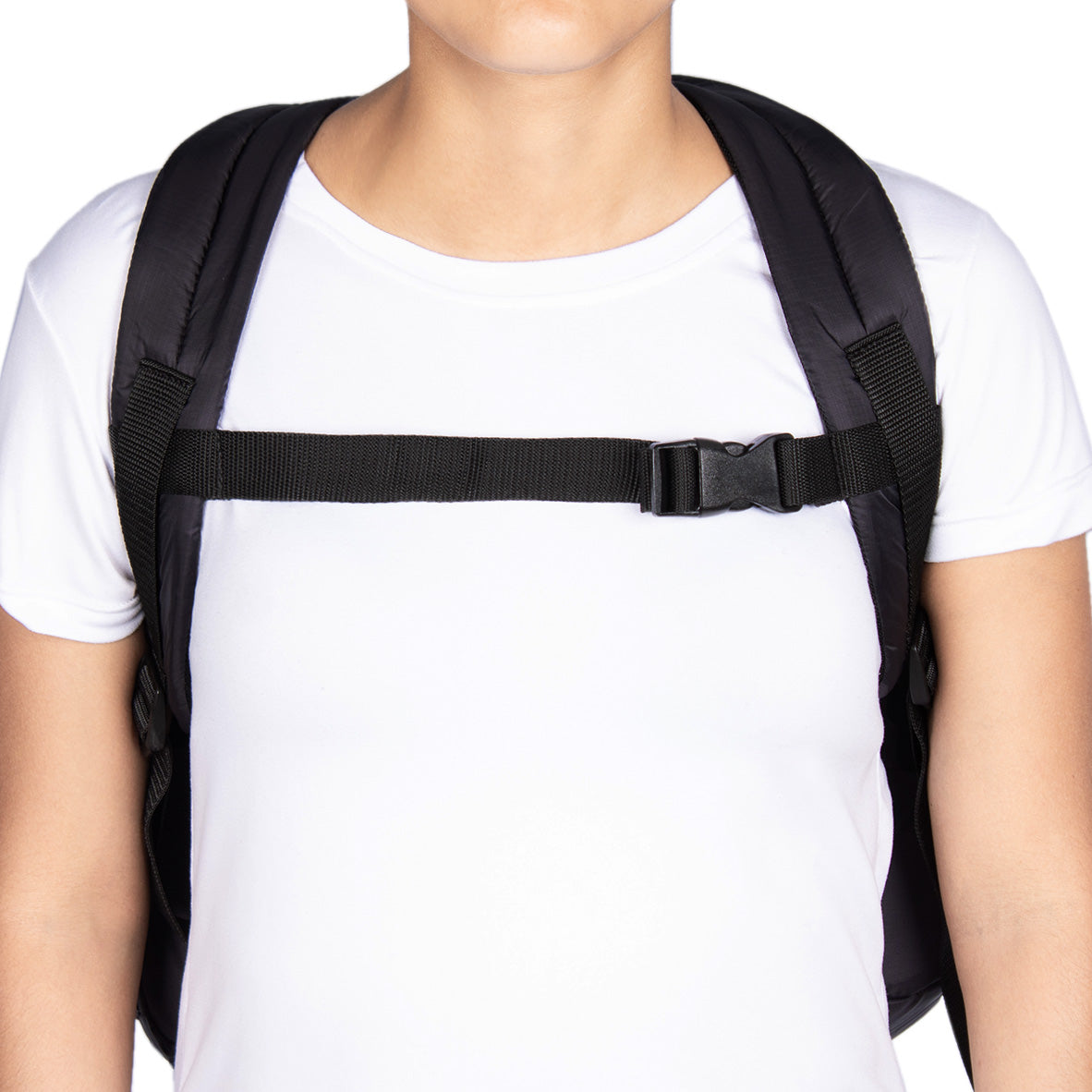 Detalle de correas ajustables de pecho en morral de viaje puesto - Citybags