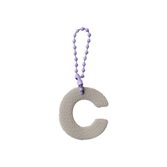 Charm Letra redonda C Latte